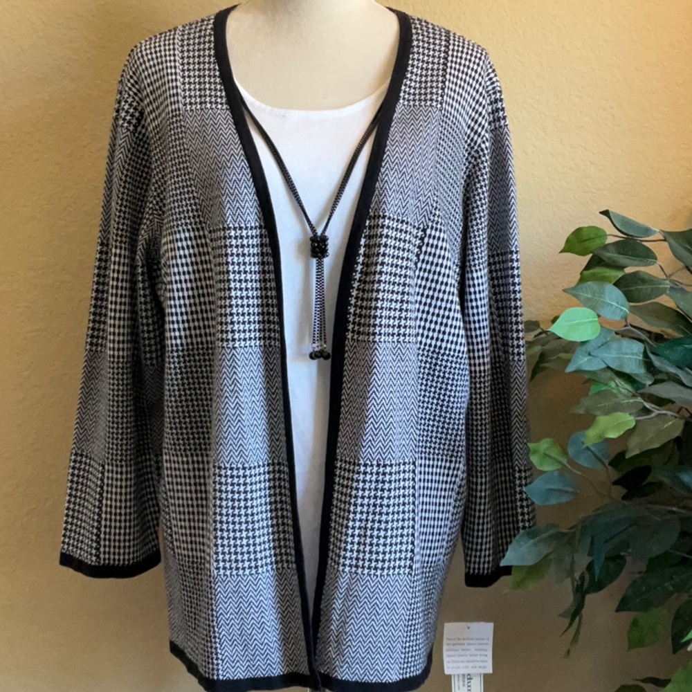 Alfred Dunner  NWT- Beautiful Black and White Houndstooth Cardigan, 1X